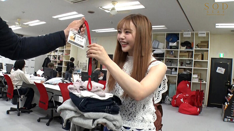 小倉由菜 SOD本社で一日AD体験！ 制作部アシスタントディレクターになった小倉由菜が知り合い訪問者を目の前にずっとハメっぱなし辱め業務【SODクリエイト】