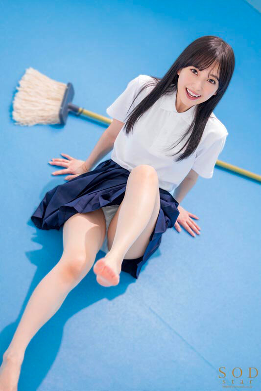 小湊よつ葉 校内で露出誘惑して身も心も弄んでくるイタズラな美少女は幼馴染で誰もが知る有名芸能人。経験乏しい僕らは発情するがまま中出ししまくって所構わずヤりまくった絶倫アオハルSEX。 小湊よつ葉【SODクリエイト】