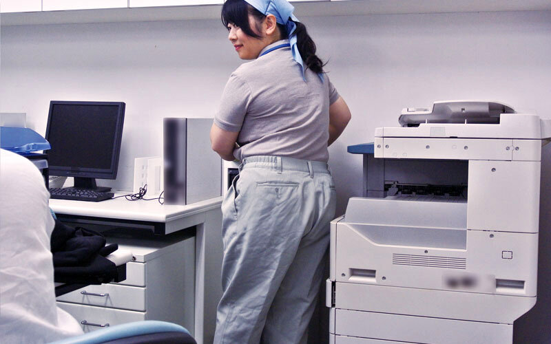 掃除婦のおばさんにわざと勃起したチ●ポを見せて「手コキだけでも…？」とお願いしたら、どんな結末が…！！？4時間【泥棒猫/エマニエル】