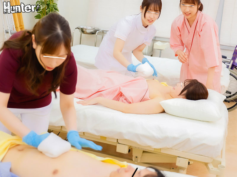 「えっ！？コレが演習！？」看護専門学校に入学したら男はボク1人！？校内演習は胸やお尻が無防備に見えるし触られるから当然フル勃起！【Hunter】