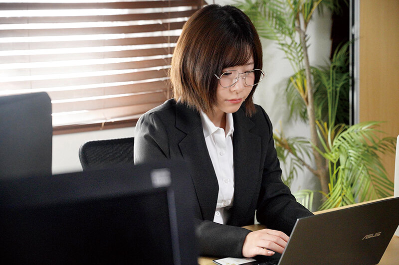 沙月恵奈 「先生、アヘ顔が治りません…」すけべスイッチが入るとアヘ顔になってしまうむっつり地味OLに脳もマ○コもバグらせる絶頂ショック療法 沙月恵奈【million】