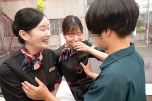 顔出しMM号 身長170cm以上限定 ザ・マジックミラー 美脚キャビンアテンダント2人組が初めての逆3P童貞筆おろし！悶える童貞くんに痴女心が芽生えた高身長CAたちのチ○ポ奪いあいハーレム3P！黒パンストオマ○コで精子を搾り取る連続W生中出し！【ディープス】