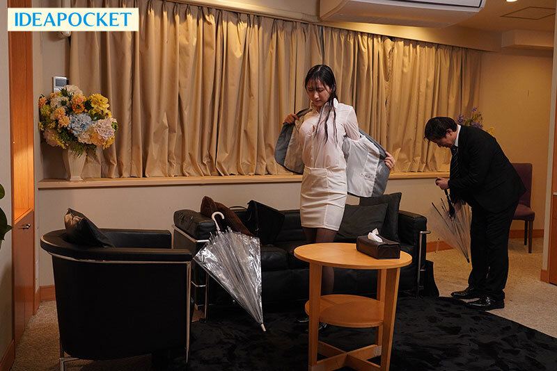 役野満里奈 出張先が記録的豪雨で童貞部下と突然相部屋に…雨で濡れた身体に興奮した部下に襲われ朝まで9発のびしょ濡れ絶倫性交 役野満里奈【アイデアポケット】