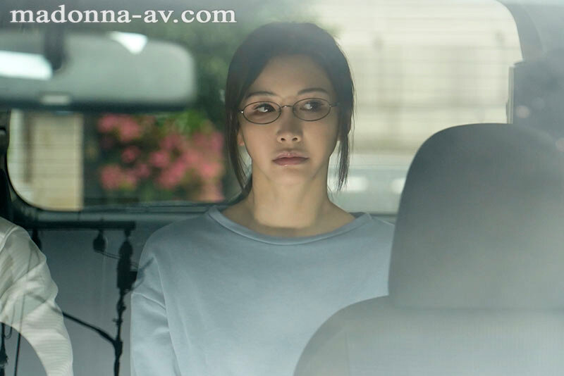 愛弓りょう 下着泥棒したら部屋に監禁されて―手足拘束/強●搾精/淫語ヘッドホン洗脳…etc 懲役3日:人妻に性癖矯正を施された青年。 愛弓りょう【マドンナ】