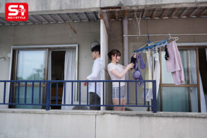 鷲尾めい 風で飛んできた下着を返しにいくたびに 谷間丸出しで微笑んでくる隣人のLカップお姉さん 鷲尾めい【エスワン ナンバーワンスタイル】