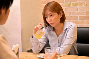 紗倉まな 飲むと唾液ベロ汁接吻モンスターになっちゃう会社の同期と終電終わってホテルで…朝まで無意識15発中出し搾取され…覚めたら全く覚えてなくて…付き合えませんでした。 紗倉まな【SODクリエイト】