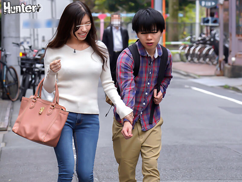 「おち○ちん大きくなっちゃったの？叔母さんがなんとかしてあげるね」叔母と水泳の練習にプールへやってきたボク。でも叔母さんのセクシーな水着姿と周りの水着女性にフル勃起でプールから出られない！慌てた叔母さんがこっそりと手でヌいてくれました。でも叔母さんも…【Hunter】