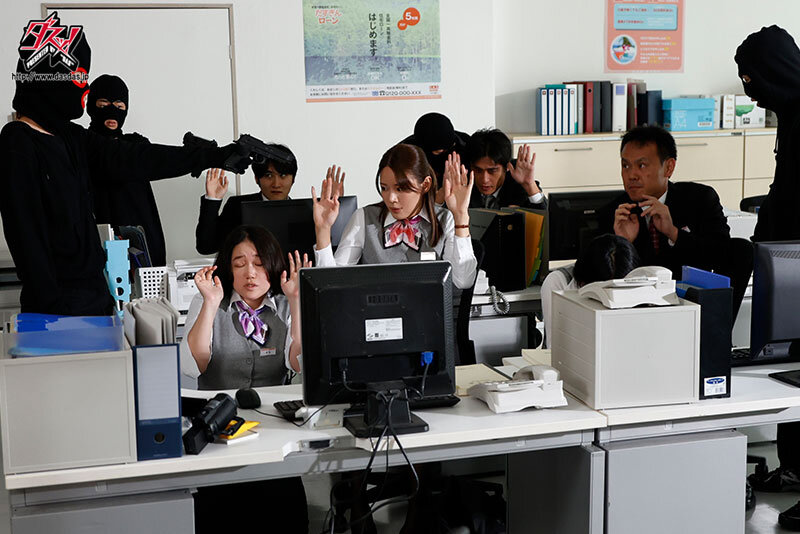 都月るいさ 誰もが羨むボクの巨乳妻に理性を失った銀行強盗は一日中イラマ輪●し続けた。 都月るいさ【ダスッ！】