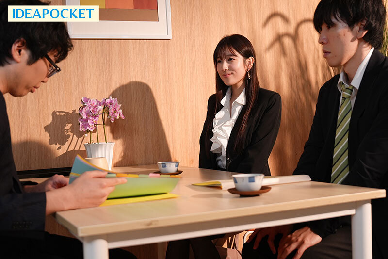 三澄寧々 出張先が記録的豪雨で高嶺の花の女社長と相部屋に…大人の色気と官能的美ボディにフル勃起した童貞の僕を受け入れてくれた優しさに甘えて朝まで暴走むしゃぶりつき性交 三澄寧々【アイデアポケット】