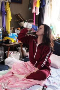 佐山愛 だらしない性格の爆乳叔母さんと、むせ返るようなゴミ部屋で1週間ヤリまくったー。 佐山愛【TAMEIKE】