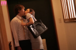 美咲かんな 飲み会後酒酔いキス魔の女上司にねっとりキスを教え込まれて金曜から月曜まで接吻中出し性交 美咲かんな【ムーディーズ】