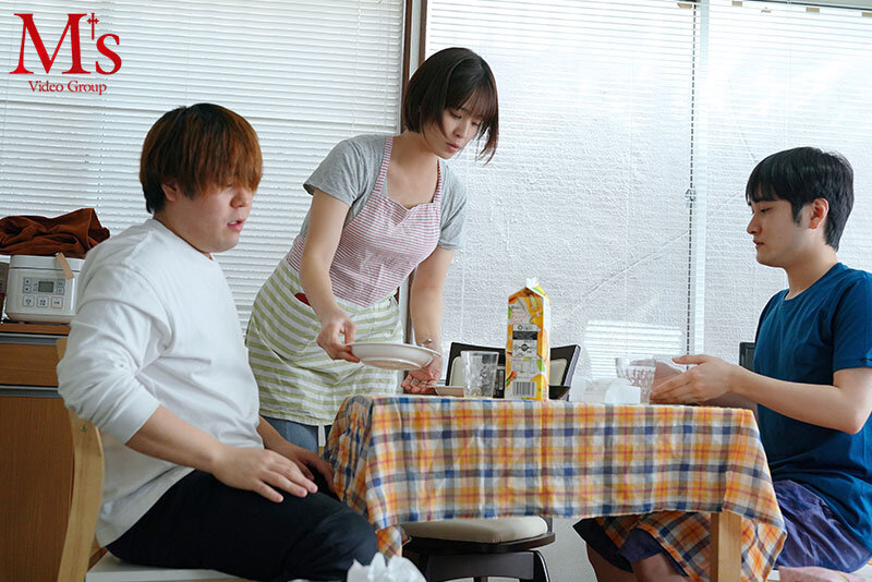 玉城夏帆 夕飯は冷蔵庫にカレー入ってるから適当にチンして食べてね…それじゃあお母さんセックスしてくるね。 玉城夏帆【エムズビデオグループ】