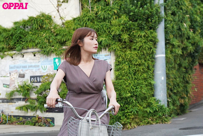 藤森里穂 子供を保育園に送迎後の9時間。送迎で汗ばんだママチャリ人妻の乳首こねくり回しビンカン即イキ早漏体質に開発して何度も何度も生ハメした 藤森里穂【OPPAI】