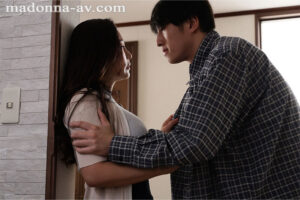 一色桃子 夫が出かけたその瞬間、即、唇と肉体を重ね合わせる2秒で母子相姦SEX 抑えきれない禁断の衝動ー。 一色桃子【マドンナ】