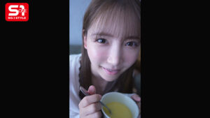 三田真鈴 ヤリサーの男達に雑に寝取られといてピースなんかすんなよ… 僕の大切な年下彼女が大学のチャラ男たちとノリノリSEXを楽しんでいた…。 三田真鈴【エスワン ナンバーワンスタイル】