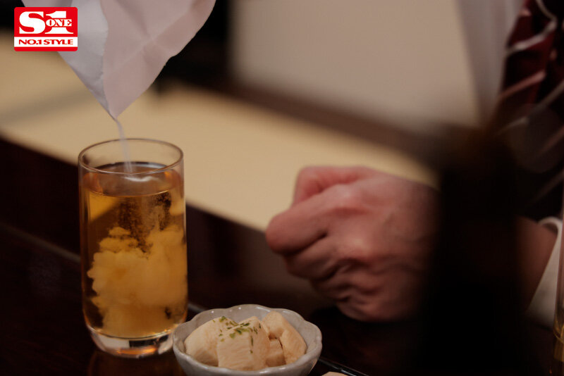 安達夕莉 出張先で軽蔑している中年セクハラ上司とまさかの相部屋に…朝まで続く絶倫性交に不覚にも絶頂を繰り返すGカップ童顔新入社員 安達夕莉【エスワン ナンバーワンスタイル】