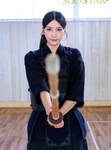 本庄鈴 無表情な剣道の女師範 その凛とした佇まいからは想像出来ないほど弟子たちに甘く’チン媚び’目線で何度でもヌイてくれる 本庄鈴【SODクリエイト】
