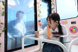 一般男女モニタリングAV×マジックミラー便コラボ企画 彼氏の目の前で路上NTR！女子○校生が初めての「お口だけでコンドーム装着」に挑戦！ノーハンドでデカチンを咥えたうぶなオマ○コは恥じらいながらもびしょ濡れ！彼氏の目の前で寝取って最後はゴムを外して生中出し！【ディープス】