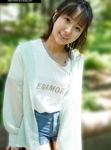 由衣陽菜 初めて出来た彼女を脱がしたら…着衣からは想像できないもちむち美巨乳 大興奮の僕は性欲尽きるまでハメまくった 由衣陽菜【E-BODY】