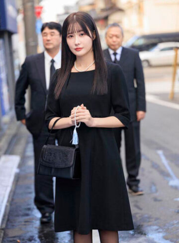 藤森里穂 【VR】【8K】兄の一周忌で帰省したボクは、喪服の兄嫁に欲情…遺影を片手にオナニーする姿を見てしまい「今日だけ旦那になって」と身代わり肉バイブにされて…藤森里穂【SODクリエイト】