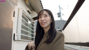 素人妻が一般大学生の自宅にコンドーム1つ渡され一泊一度のゴム姦では満足できず宿泊中2度もガチ中出しを許してしまう騎乗位で巨乳揺らす淫靡妻 まゆみさん 32歳【コスモス映像】