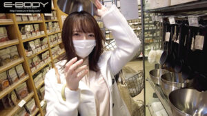 小花のん 初めて出来た彼女を脱がしたら…着衣から想像できない物凄い色白美巨乳 大興奮の僕は性欲尽きるまでハメまくった 小花のん【E-BODY】