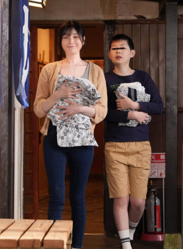 「おちんちん大きくさせてごめんね」小さいから大丈夫だろうと女湯に一緒に入った甥っ子がおっぱいだらけの状況にフル勃起！慌てた叔母さんがこっそり抜いてくれましたVOL.5 スレンダー美乳叔母さん Eカップ【DANDY】