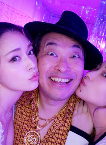 橘メアリー・黒木れいな ねぇ…どっちとアフターシたいか今すぐきめて No.1の座を狙う超ゴージャスW高級ラウンジ嬢の過剰性接待 ハイスぺおねだり淫語とほろ酔いグラインド騎乗位で太客奪い合い中出しハーレム 橘メアリー 黒木れいな【ムーディーズ】