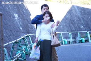 友田真希 人妻を拘束椅子に放置して2時間…唾液だらだらのイグイグ変態女に育った話。 友田真希【マドンナ】