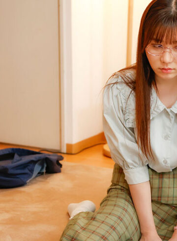 五日市芽依 王様ゲームで急接近した隠れ淫乱な地味巨乳と、一泊二日のラブラブ中出しセックス。 五日市芽依【ロイヤル】